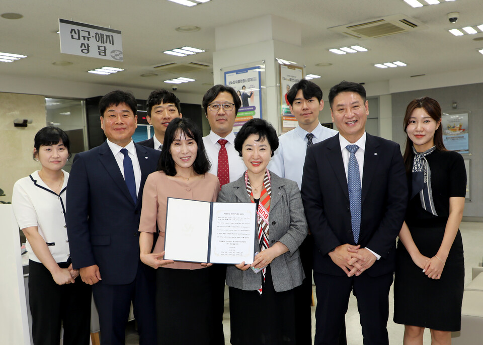 강신숙(앞줄 오른쪽 세 번째) 수협은행장이 지난달 29일 전주지점에서 직원들로부터 '마부작침(磨斧作針) 결의문'을 전달받고 기념촬영을 하고 있다. (사진제공=수협은행)