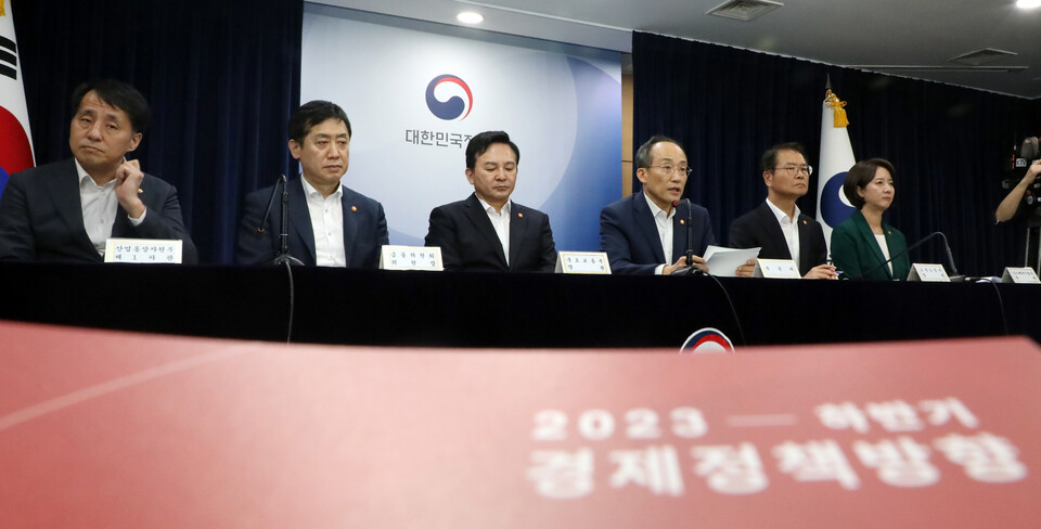 추경호(왼쪽에서 네 번째) 경제부총리 겸 기획재정부 장관과 관계부처 장차관들이 4일 오후 서울 종로구 세종대로 정부서울청사에서 2023년 하반기 경제정책방향 관계부처 합동 브리핑을 하고 있다. (사진=뉴스1)