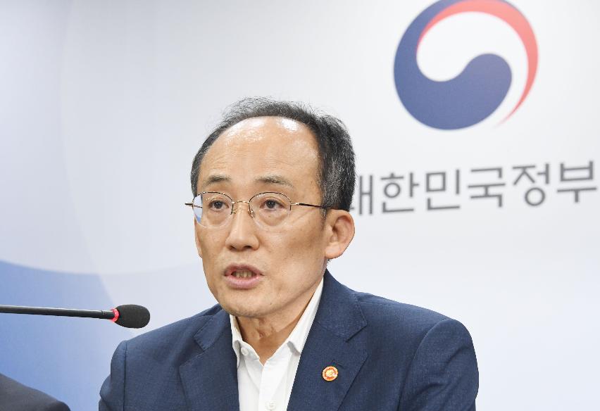 추경호 부총리가 4일 정부서울청사에서 열린 '2023년 하반기 경제정책방향 관계부처 합동브리핑'에서 발표문을 낭독하고 있다. (사진제공=기획재정부)
