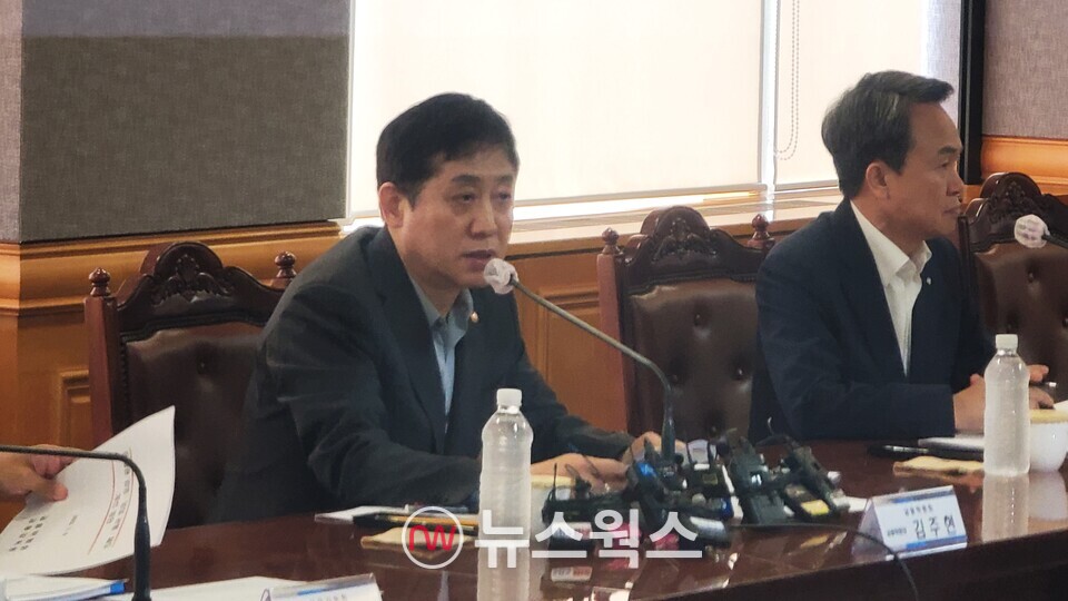김주현 금융위원장이 5일 서울 중구 은행연합회에서 4대(KB·신한·하나·우리) 금융지주 및 3개(DGB·BNK·JB) 지방금융지주 회장과의 간담회에서 '은행권 경영·영업관행·제도 개선 방안'을 발표하고 있다. (사진=이한익 기자)
