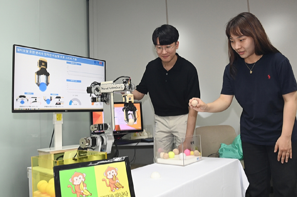 ETRI가 나노코리아 2023에서 차세대 로봇 그립퍼 기술을 선보인다. (사진제공=ETRI)