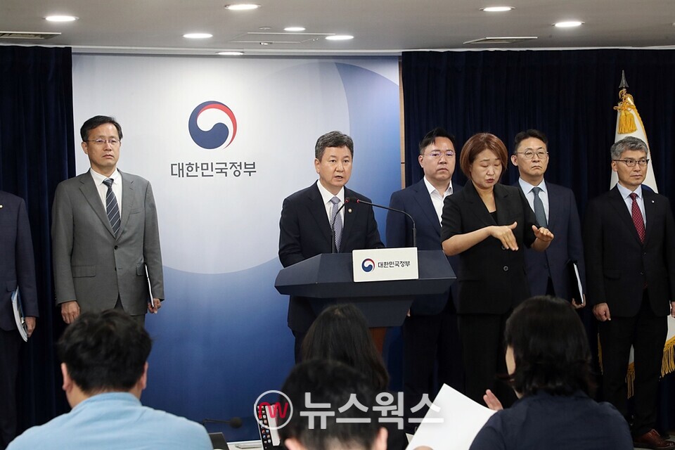 한창섭 행정안전부 차관이 6일 정부서울청사 3층에서 브리핑하고 있다.(사진제공=행정안전부)