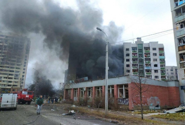 지난해 러시아 군의 폭격을 받은 우크라이나 체르니히우의 거리 모습. (사진=트위터 @ArmedForcesUkr 캡처)