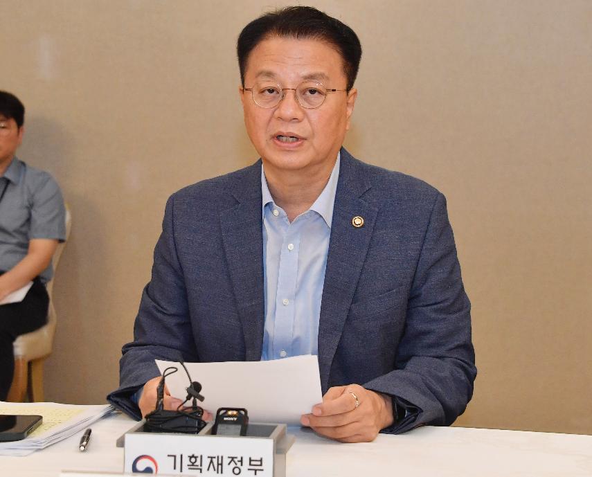 방기선 기획재정부 차관이 7일 정부서울청사에서 열린 '제27차 비상경제차관회의 겸 일자리 전담반(TF) 제7차 회의'를 주재하고 있다. (사진제공=기획재정부)