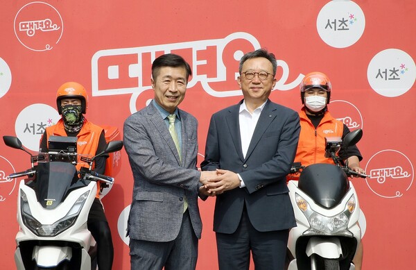 지난 6일 서울시 서초구청에서 진행된 ‘서초구청 공공배달앱 땡겨요 업무협약식’에서 정상혁 신한은행장(오른쪽)과 전성수 서초구청장이 기념촬영을 하고 있다. (사진제공=신한은행)