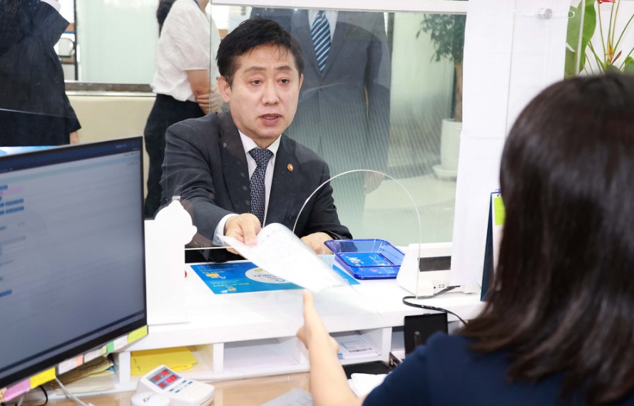 김주현 금융위원장이 7일 서울 사직동 새마을금고 본점을 방문해 일반예금에 가입하고 있다. (사진제공=금융위원회)