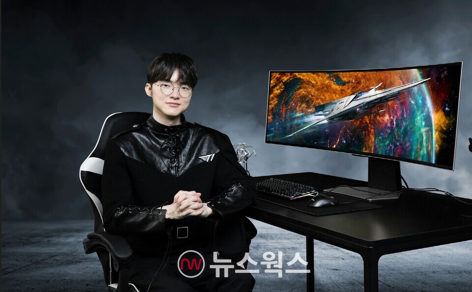프로게이머 '페이커'가 서울 강남구에 위치한 T1 사옥에서 OLED 게이밍 모니터 '오디세이 OLED G9'을 소개하고 있다. (사진제공=삼성전자)