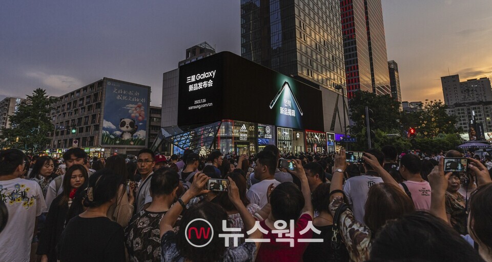 중국 청두 타이쿠리 지역의 '갤럭시 언팩 2023 카운트다운' 디지털 옥외광고. (사진제공=삼성전자)