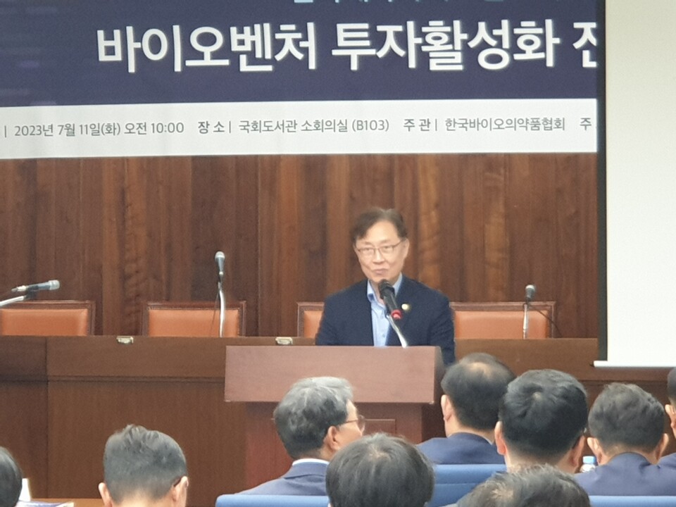 최재형 의원이 11일 극회 도서관 소회의실에서 환영사를 읽고 있다. (사진=원성훈 기자)