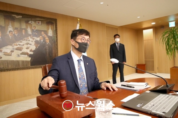 이창용 한은 총재가 금융통화위원회 회의에서 의사봉을 두드리고 있다. (사진제공=한국은행)