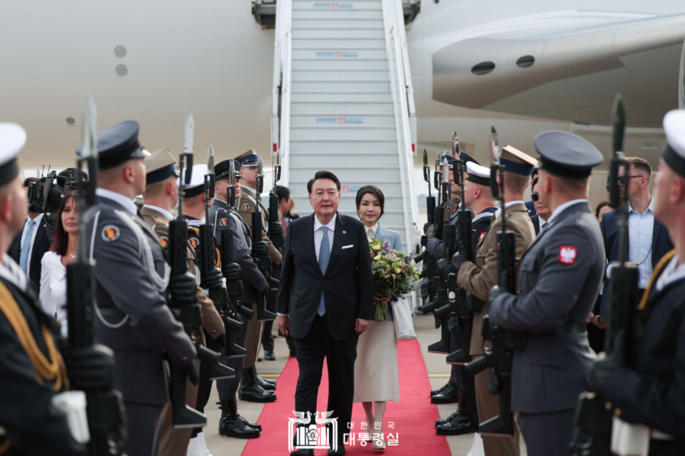 윤석열 대통령 내외가 12일 폴란드에 도착해 비행기에서 내리면서 폴란드 측의 의전을 받고 있다. (사진제공=대통령실)