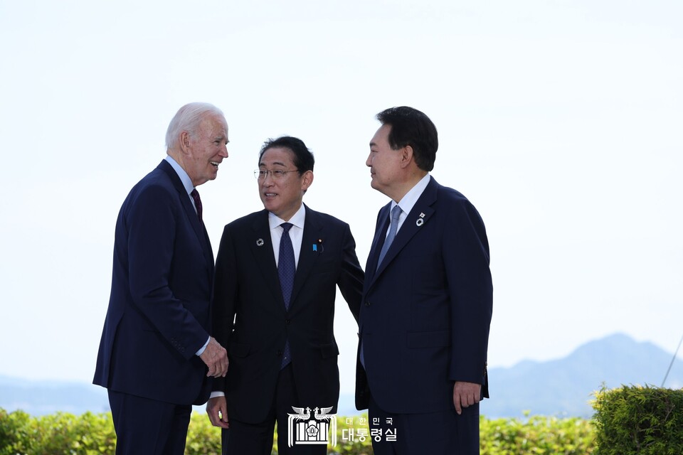 지난 5월 21일 주요 7개국(G7) 정상회의를 계기로 일본 히로시마에서 열린 한·미·일 정상회담에서 윤석열(오른쪽부터) 대통령, 기시다 후미오 일본 총리, 조 바이든 미국 대통령이 인사를 나누고 있다. (사진제공=대통령실)