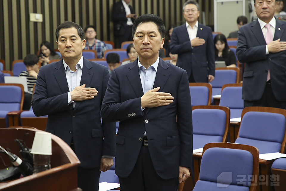 김기현(오른쪽) 국민의힘 대표가 지난 18일 국회에서 열린 의원총회에서 국기에 대한 경례를 하고 있다. (사진제공=국민의힘)