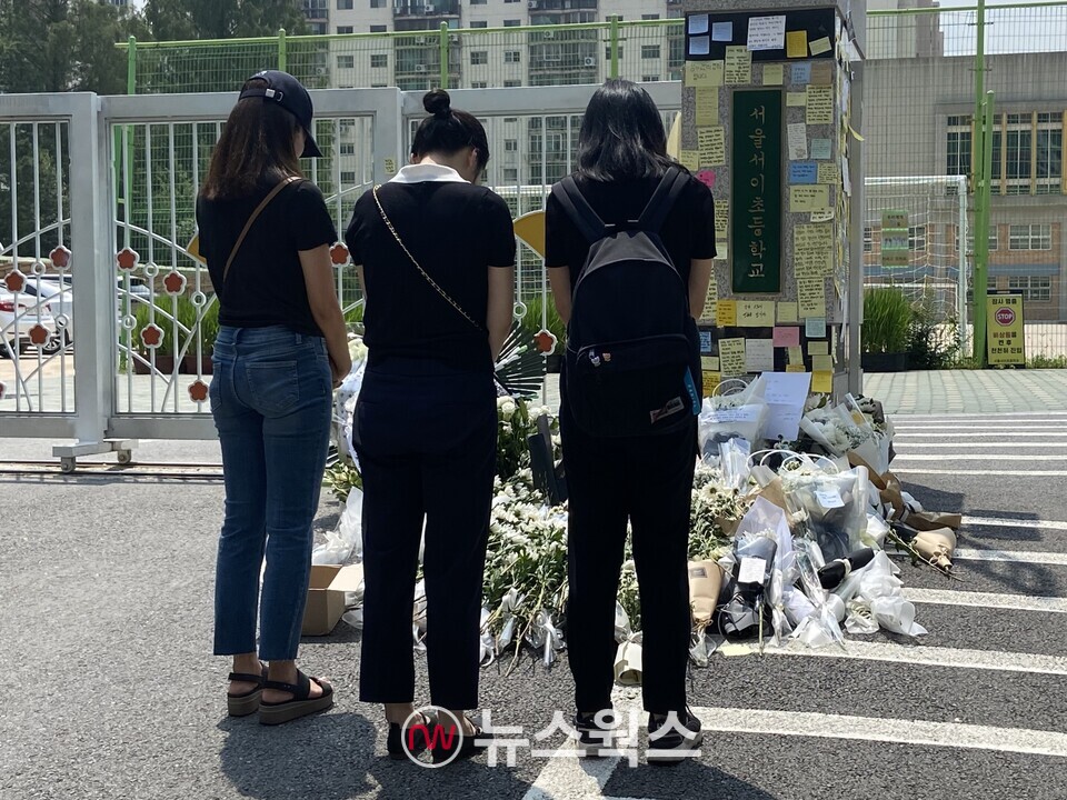 서울서이초등학교 앞에서 교사들이 추모를 하고 있다. (사진=정민서 기자)