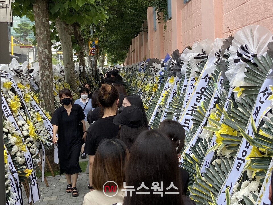 ​​20일 오후 3시 교사들이 추모 문화제를 위해 서울서이초등학교 앞에서  모이고 있다. (사진=정민서 기자)