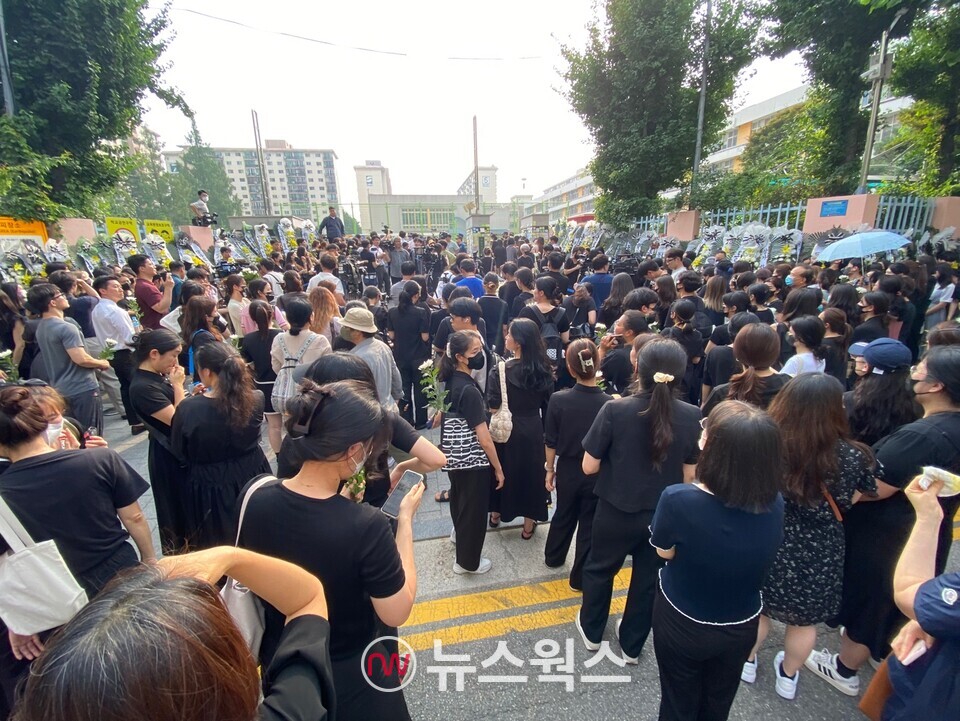 오후 5시 서울서이초등학교에는 수백여 명의 추모객이 몰렸다. 임시 분향소 마련을 위해 경찰이 정문을 통제하자, 추모객과 경찰 사이에서 고성이 오가기도 했다. (사진=정민서 기자)