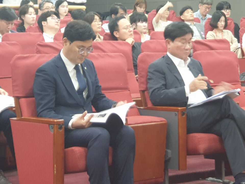 이정문 민주당 의원이 19일 국회의원회관 제2소회의실에서 정책토론회 자료를 읽어보고 있다. (사진=원성훈 기자)