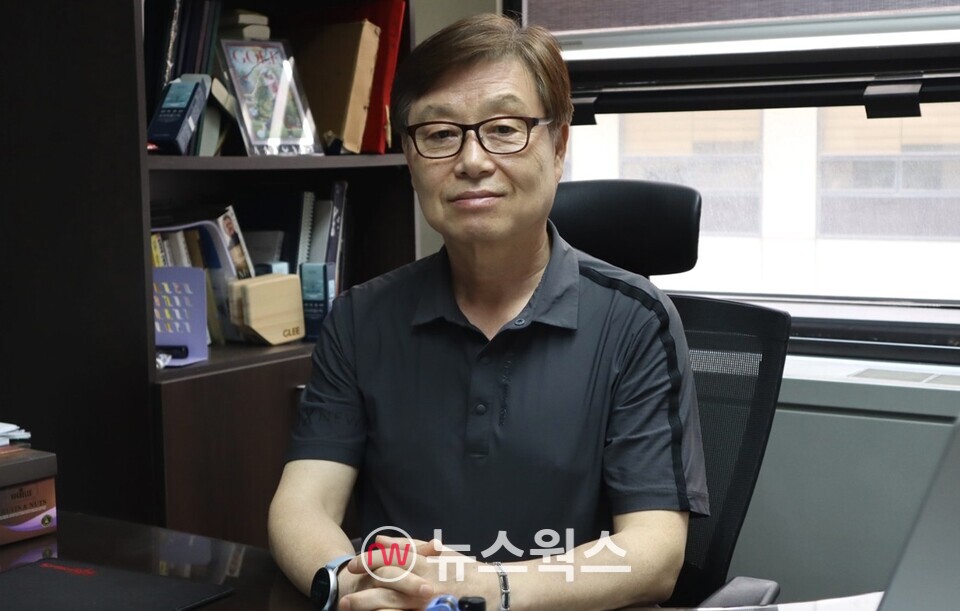 이충훈 유비리서치 대표가 지난 18일 뉴스웍스와 서울 양재동 유비리서치 사옥에서 인터뷰를 진행하고 있다. (사진=전다윗 기자)