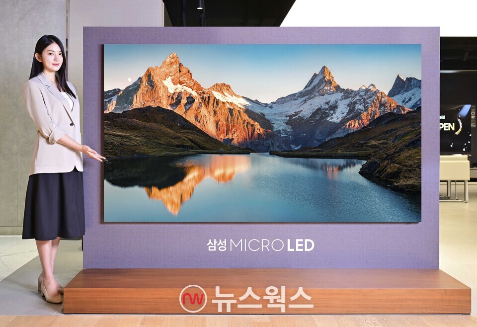 삼성전자 모델이 서울 소공동에 위치한 삼성스토어 롯데 본점에서 89형 마이크로 LED 신제품을 소개하고 있다. (사진제공=삼성전자)