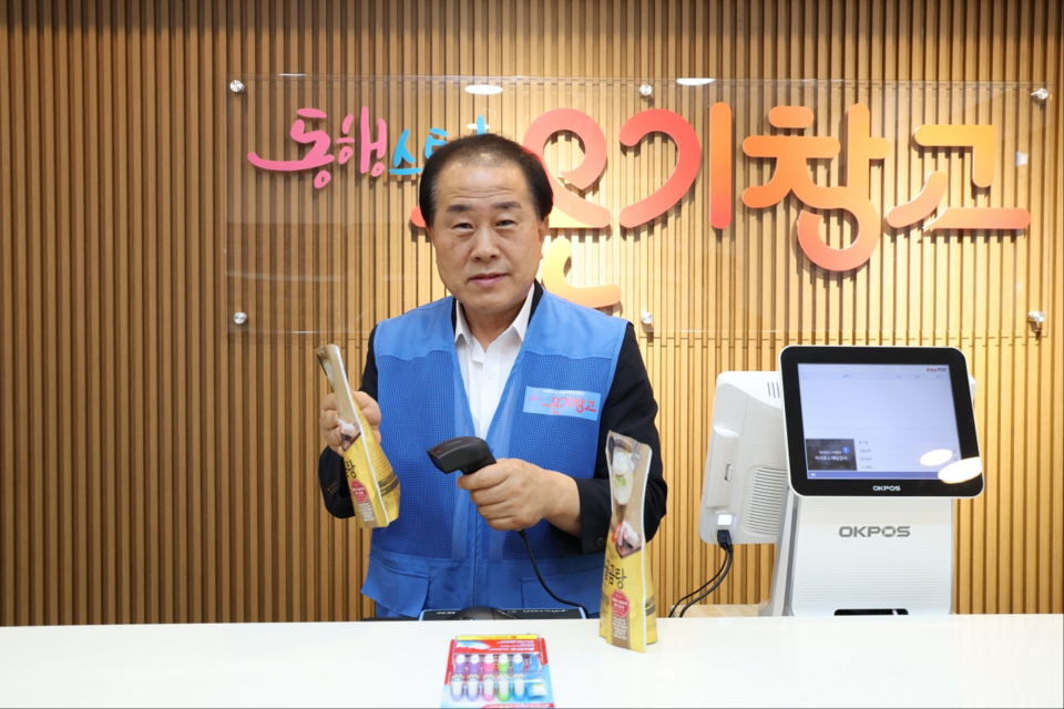 '온기창고'에서 물품 구매 체킹 시범을 보이고 있는 김용호 서울시의원. (사진제공=김용호 시의원)
