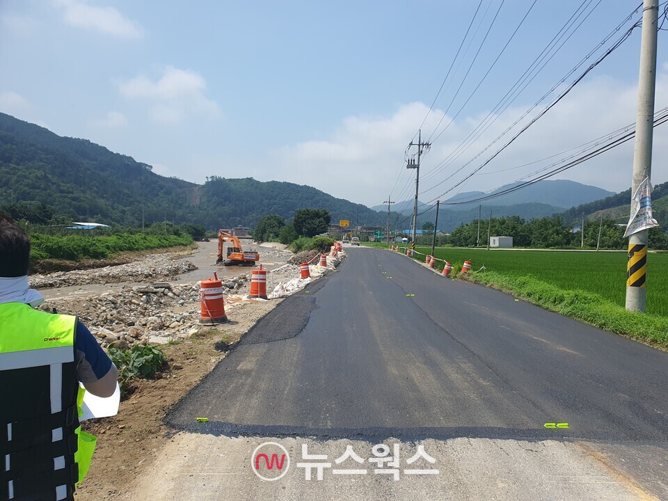 호우 피해를 입은 경북 예천군 은풍-우곡도로 응급복구 모습. (사진제공=경북도)