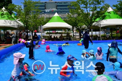 어린이들이 수원시청 맞은편 올림픽공원에 마련된 무료 물놀이장에서 물놀이를 하고 있다.(사진제공=수원시)