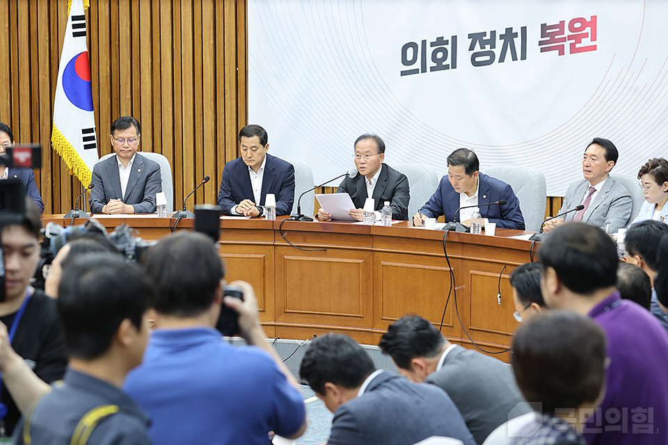 윤재옥(오른쪽 네 번째) 국민의힘 원내대표가 지난 25일 국회에서 열린 원내대책회의에서 발언하고 있다. (사진제공=국민의힘)