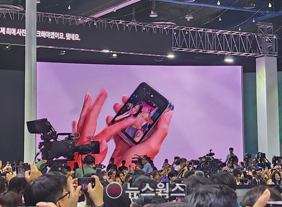 26일 서울 코엑스서 열린 '갤럭시 언팩 2023'에서 갤럭시 Z플립5의 플랙스캠 기능을 시연하고 있다. (사진=전다윗 기자)