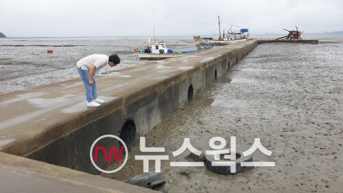 강화군 담당 공무원이 어항시설을 점검하고 있다.(사진제공=강화군)