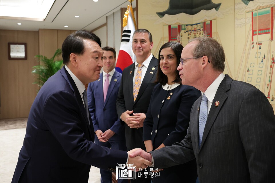 윤석열 대통령이 31일 한국을 방문한 미 하원의원 대표단을 접견하고 있다. (사진제공=대통령실)