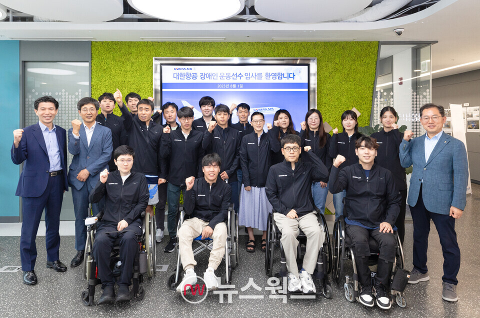 대한항공이 올해 신규 채용한 장애인 운동선수 17명이 지난 1일 서울 구로구 한국장애인고용공단 구로디지털훈련센터에서 열린 입사 환영식에서 기념 촬영을 하고 있다. (사진제공=대한항공)