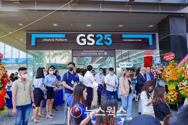 GS25가 베트남 진출 5년만에 서클케이, 패밀리마트 밀어내고 남부베트남서 점유율 1위를 차지했다. 베트남 현지인들이 GS25 매장을 이용하고 있다. (사진제공=GS리테일)