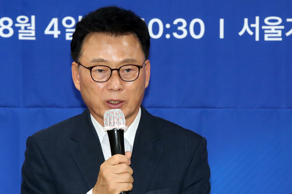 박광온 더불어민주당 원내대표가 4일 오전 서울 서대문구 가재울초등학교에서 열린 교사 현장 간담회에서 모두발언을 하고 있다. (사진=뉴스1)