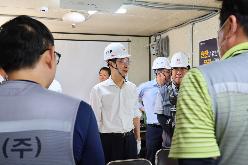 한덕수 국무총리는 지난 3일 서울 도봉구청과 창동역 현대화사업 공사 현장을 방문해 폭염 대처 상황을 점검하고 있다. (사진제공=국무조정실)
