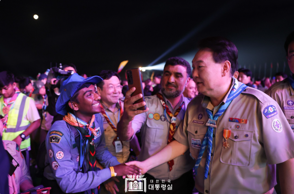 윤석열 대통령이 2일 2023 새만금 제25회 세계스카우트 잼버리 개영식에 참석석해 참가자들과 인사를 나누고 있다.(사진제공=대통령실)