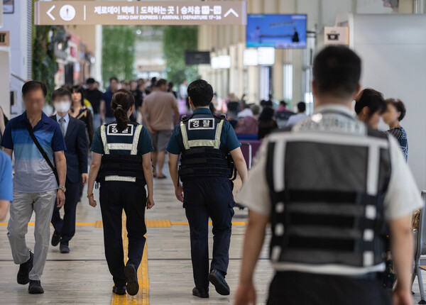 ‘묻지마 칼부림’ 사건 발생으로 시민들의 불안감이 커지고 있는 6일 오전 서울의 한 버스터미널에서 경찰관들이 순찰을 하고 있다. (사진=뉴스1)