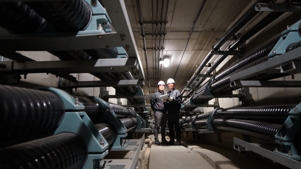 LS전선 직원들이 지하에 설치된 송전선로를 점검하고 있다. (사진=LS전선)