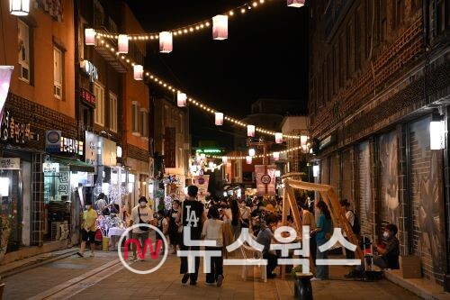 수원시의 여름밤을 즐길 수 있는 수원 문화재 야행이 진행된 행궁동 일대를 시민들이 즐기고 있다.(사진제공=수원시)