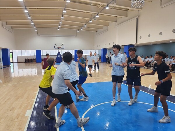 신한은행은 블루캠퍼스 연수원을 잼버리 대원들에게 제공하고 농구교실 등 자체 프로그램을 진행했다. (사진제공=신한은행)