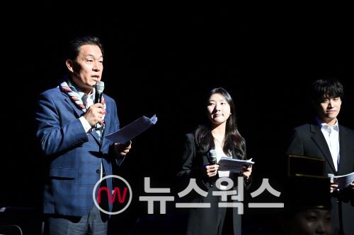 이재준(왼쪽) 수원특례시장이 경기아트센터 대극장에서 한국 전통 음악공연을 관람하는 잼버리 대원들에게 인사말을 하고 있다.(사진제공=수원시)