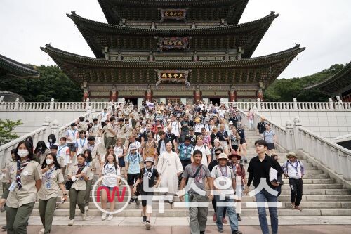 성남시 체류 잼버리 대원들이 대광사를 방문해 한국의 불교 전통문화를 직접 체험하고 있다.(사진제공=성남시)