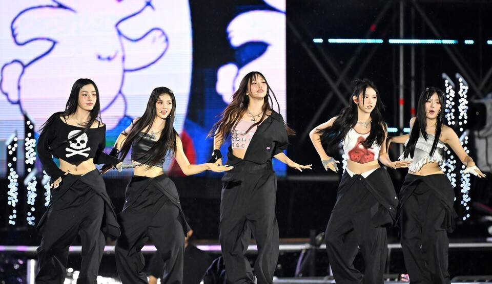 11일 저녁 서울월드컵경기장에서 K팝 슈퍼라이브 콘서트가 열리고 있다.(사진=뉴스1)