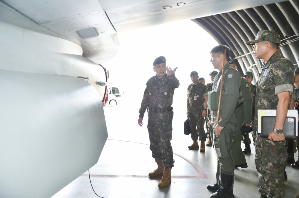 김승겸(왼쪽) 합동참모본부 의장이 지난 7일 공군 제8전투비행단, 해병대 연평부대와 해군 전진기지를 방문해 해·공군 및 해병대 장병을 격려했다. (사진제공=합참)