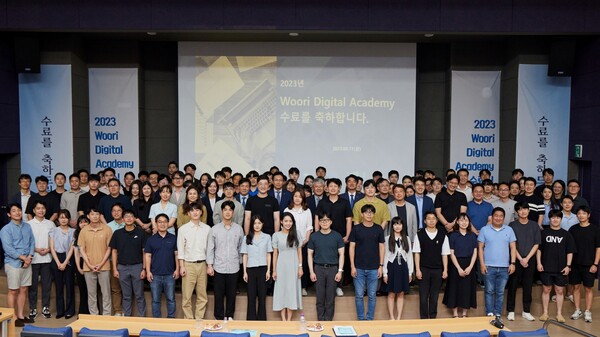 우리은행은 숭실대학교 벤처중소기업센터에서 열린 ‘Woori Digital Academy’ 3기 수료식을 갖고 수료자들이 함께 기념 촬영을 하고 있다. (사진제공=우리은행)