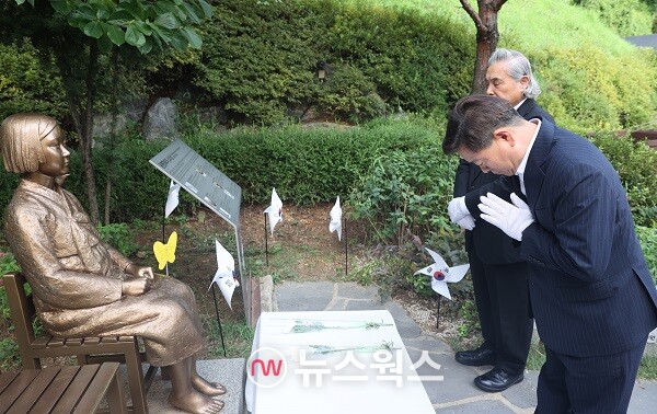 광명시는 14일 광명동굴 평화의 소녀상 앞에서 2023년 일본군 ‘위안부’ 피해자 기림의 날 기념식을 하고 있다. (사진제공=광명시)