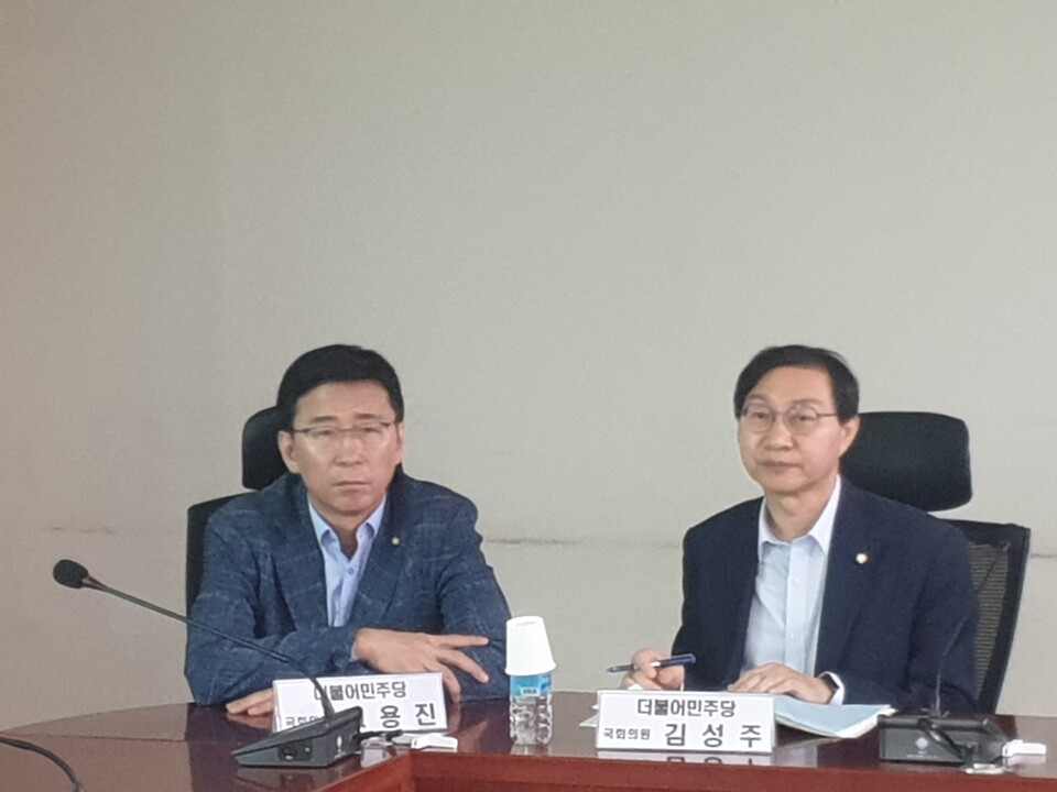 고용진(왼쪽부터) 더불어민주당 의원과 김성주 의원이 16일 토론회 석상에 나란히 앉아 있다. (사진=원성훈 기자)