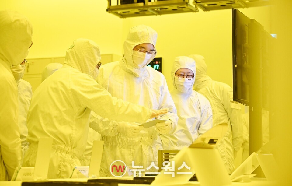 이재용(왼쪽 세 번째) 삼성전자 회장이 17일 삼성전자 천안캠퍼스를 찾아 패키지 라인을 둘러보고 사업전략을 점검하고 있다. (사진제공=삼성전자)