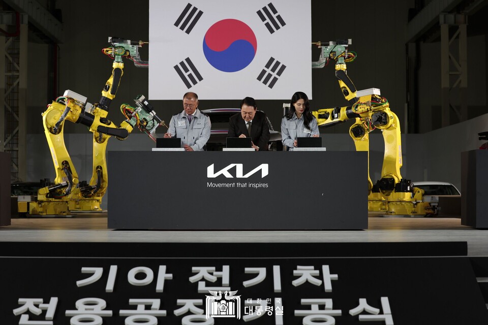 윤석열(가운데) 대통령이 지난 4월 경기도 화성시 기아 오토랜드 화성에서 열린 '전기차 전용공장 기공식'에서 정의선(왼쪽) 현대차그룹 회장과 서명 퍼포먼스를 하고 있다. (사진=대통령실 홈페이지 캡처)