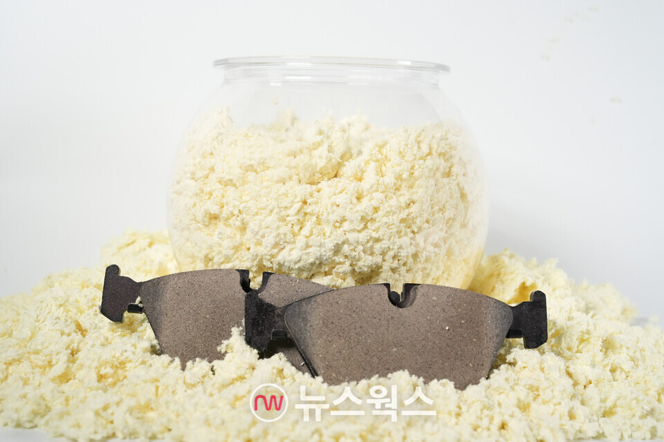 코오롱인더스트리 아라미드 펄프와 자사 제품을 적용한 유기계 브레이크 패드. (사진제공=코오롱인더스트리)