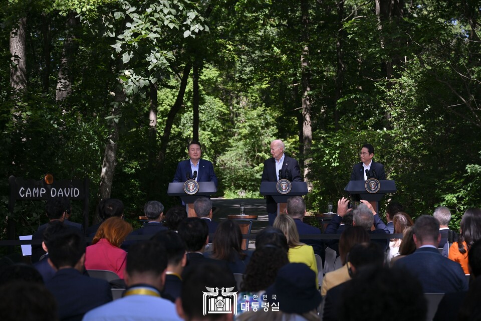 윤석열(왼쪽부터) 대통령이 조 바이든 미국 대통령, 기시다 후미오 일본 총리와 한미일 공동기자회견을 하고 있다. (사진제공=대통령실)